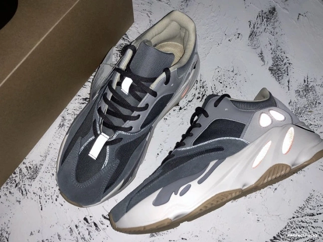 700 Boost FV9922 'Magnet' v2 Yeezy Adidas 0806